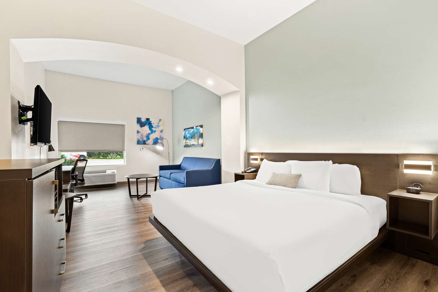 Suite, King Bed, Accessible