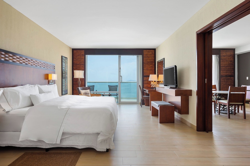 Club, Suite, King Bed, Ocean View