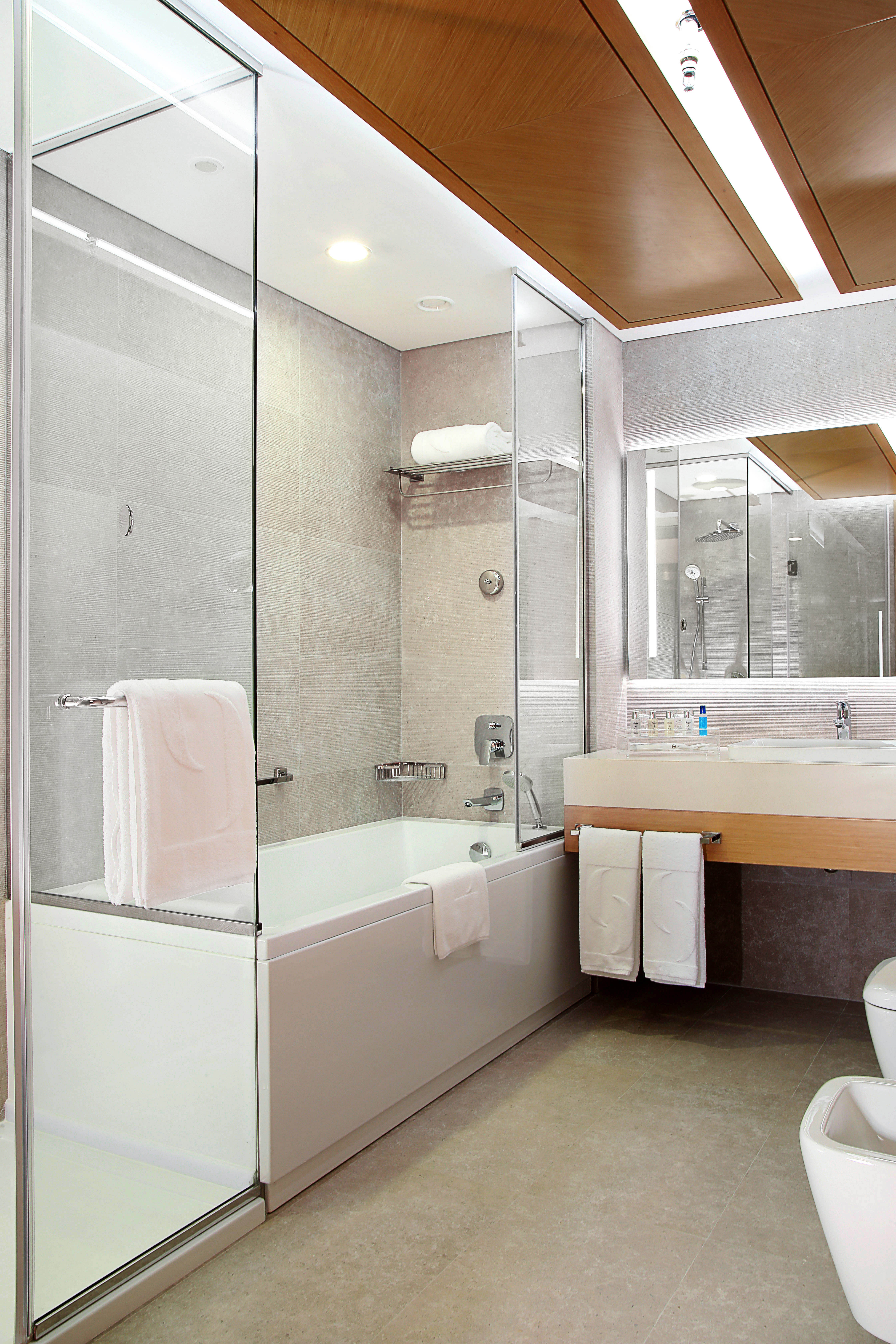 Grand Family Room Complimentary Jumeirah Beach and Mall of The Emirates Transf، Grand Cosmopolitan Hotel 3/3