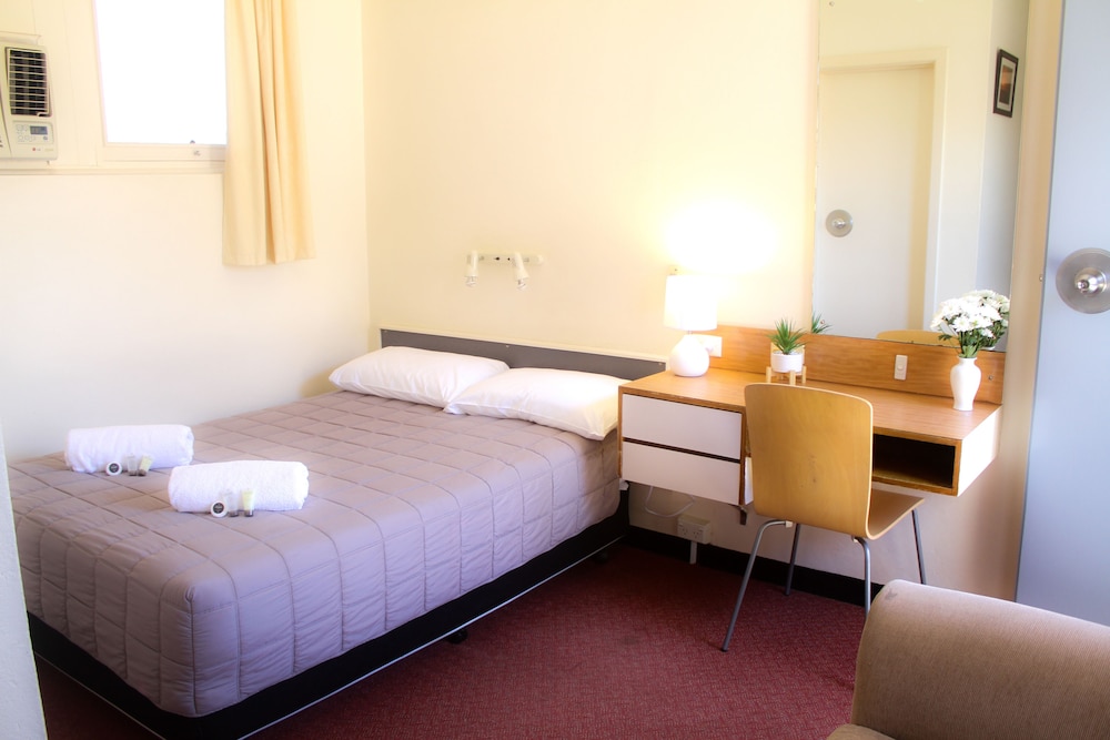 COWRA MOTOR INN 17/65