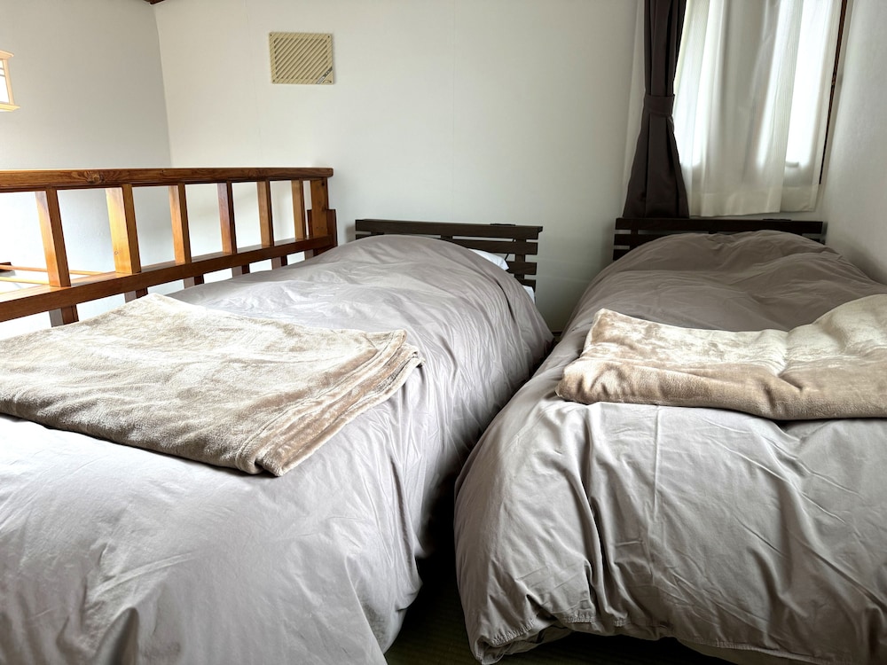 Japanese, Loft, 2 Futon Beds, No Parking, Private Bathroom