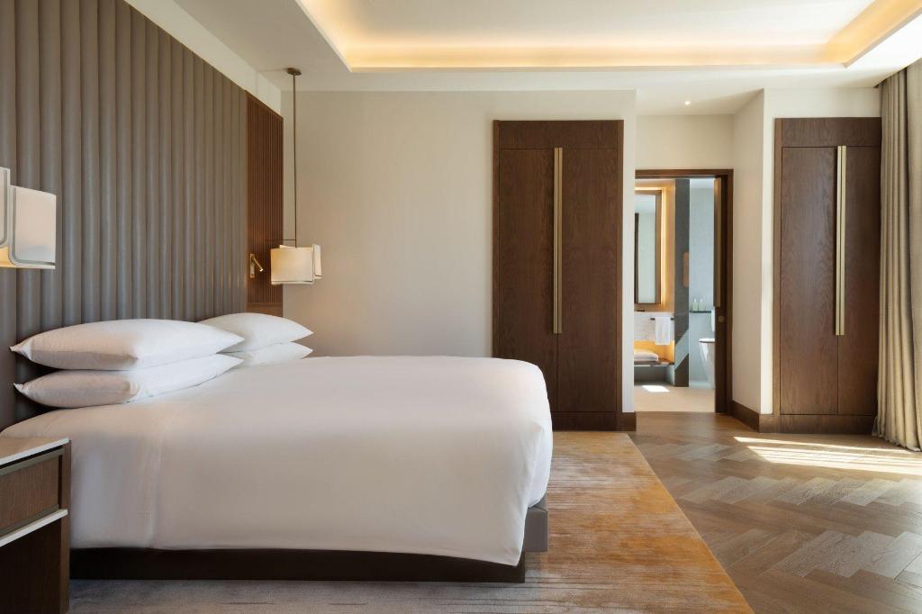 Signature, Suite, King Bed, Skyline View, Terrace