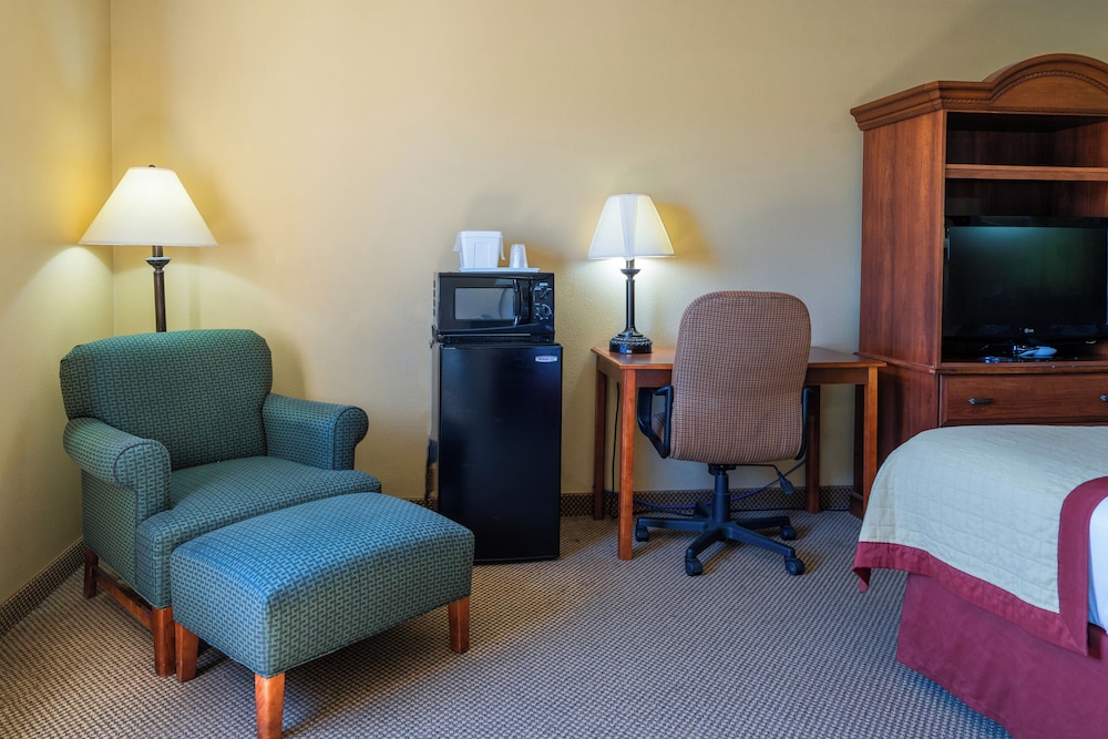 Pinedale Hotel & Suites 43/50