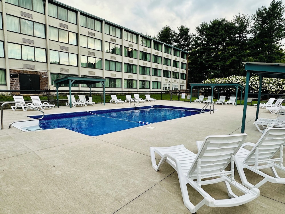 Clarion Hotel Conference Center Maggie Valley NC 28/32