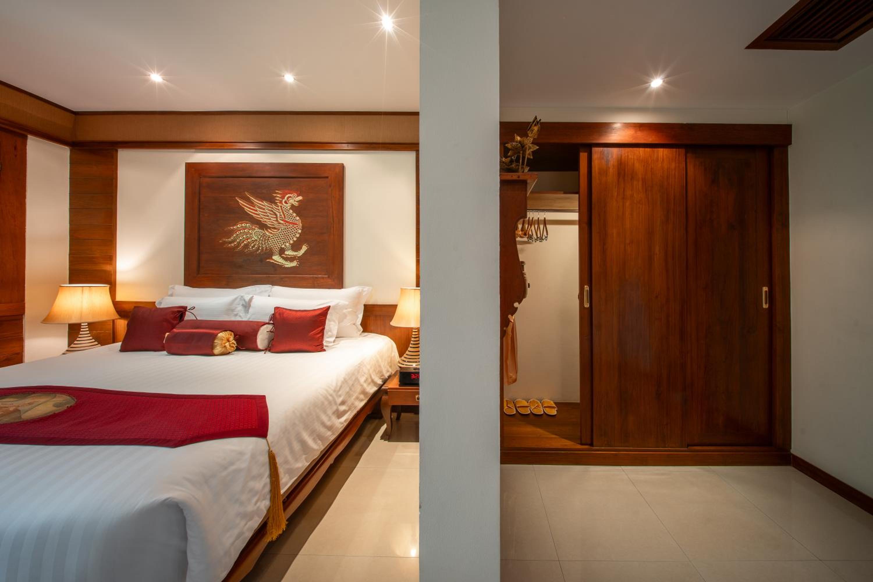 جناح جونيور بسرير كينج مع أريكة، Kodchasri Thani Hotel Chiangmai 6/10