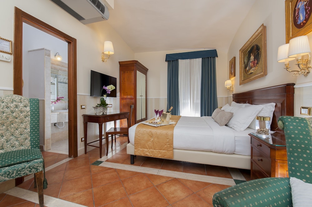 ROOM, DOUBLE OR TWIN BED