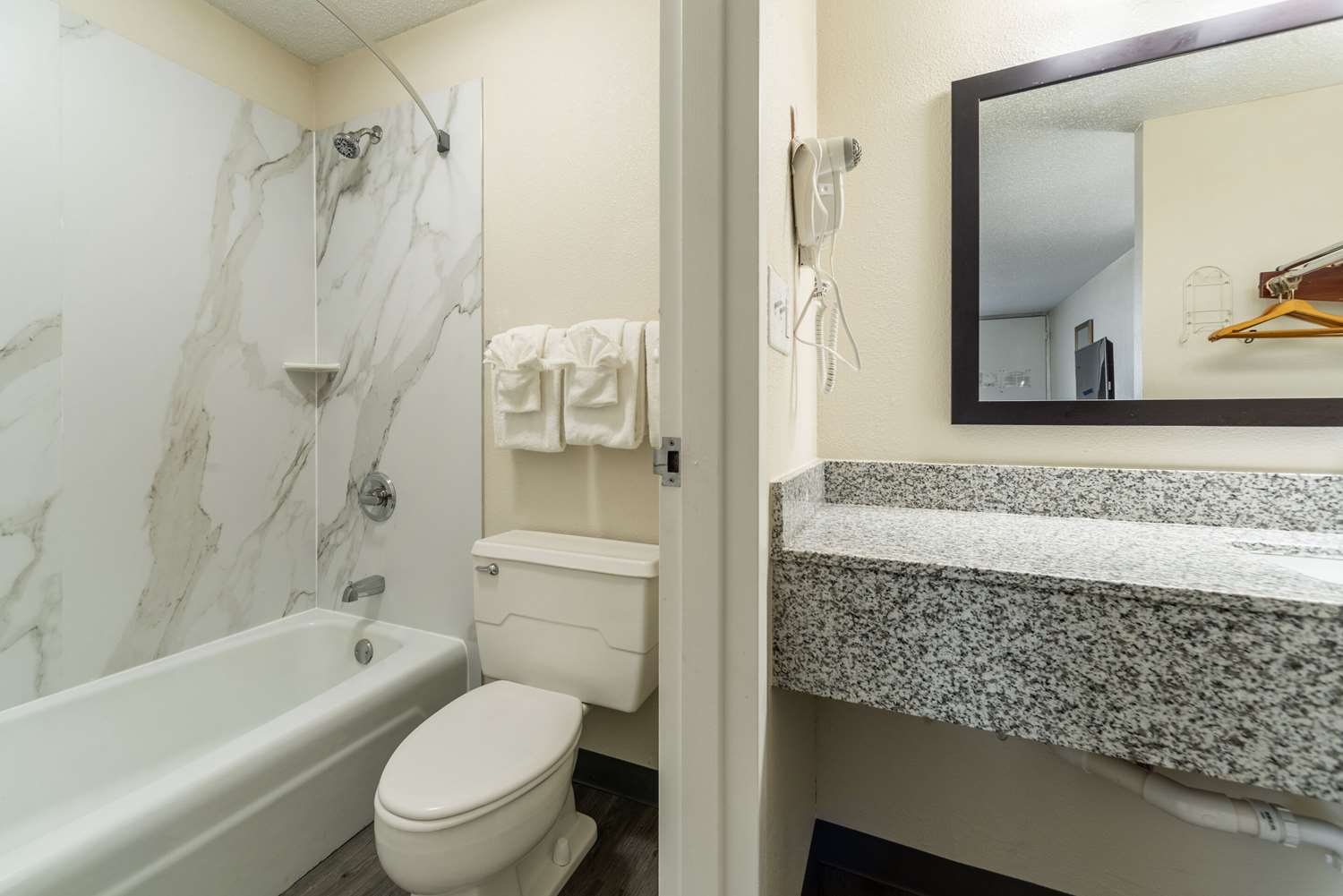 Upgrade, Suite, 2 Double Beds, Smoking، Quality Inn & Suites Vandalia near I-70 and Hwy 51 2/3
