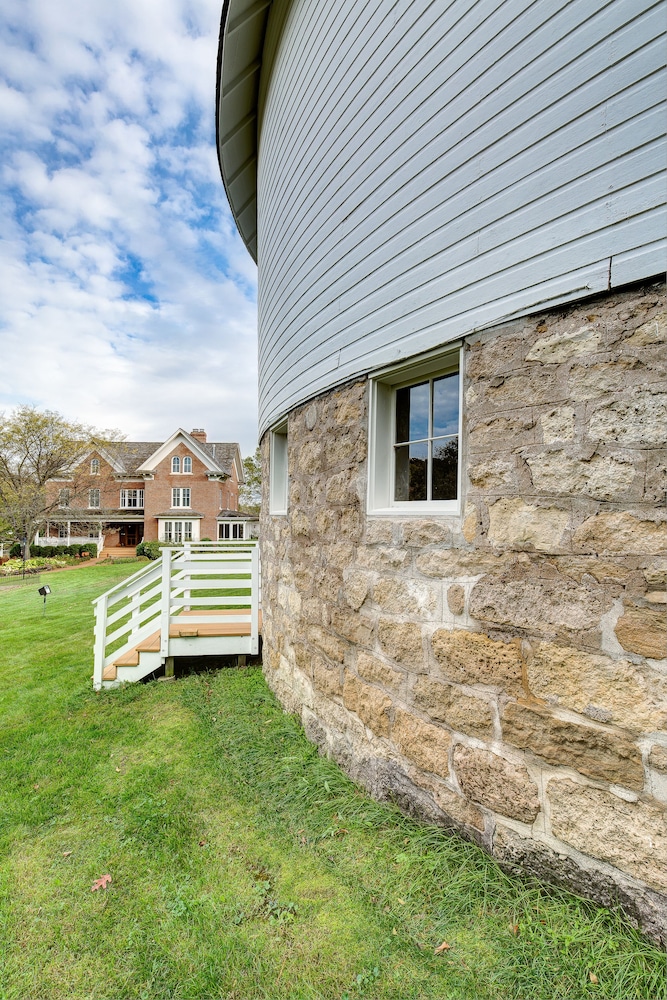 Round Barn Farm B & B Event Center 51/56