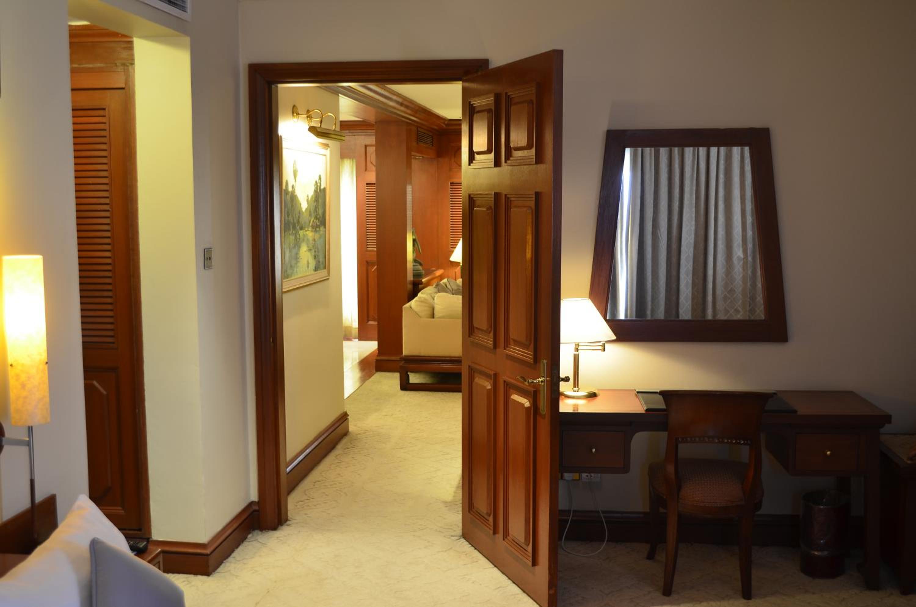 جناح تنفيذي بسرير كينج، Cambodiana Hotel 9/10