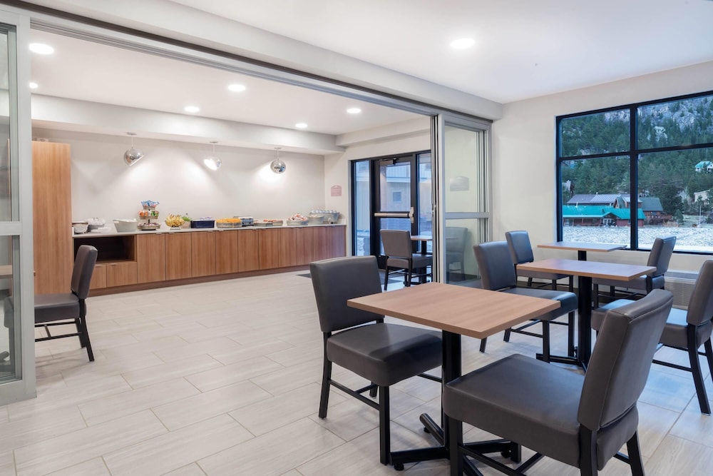 Microtel Inn and Suites by Wyndham Georgetown Lake 47/55