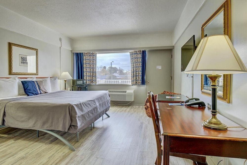 DELUXE, KING BED, SMOKING