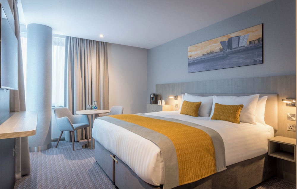 EXECUTIVE, KING BED