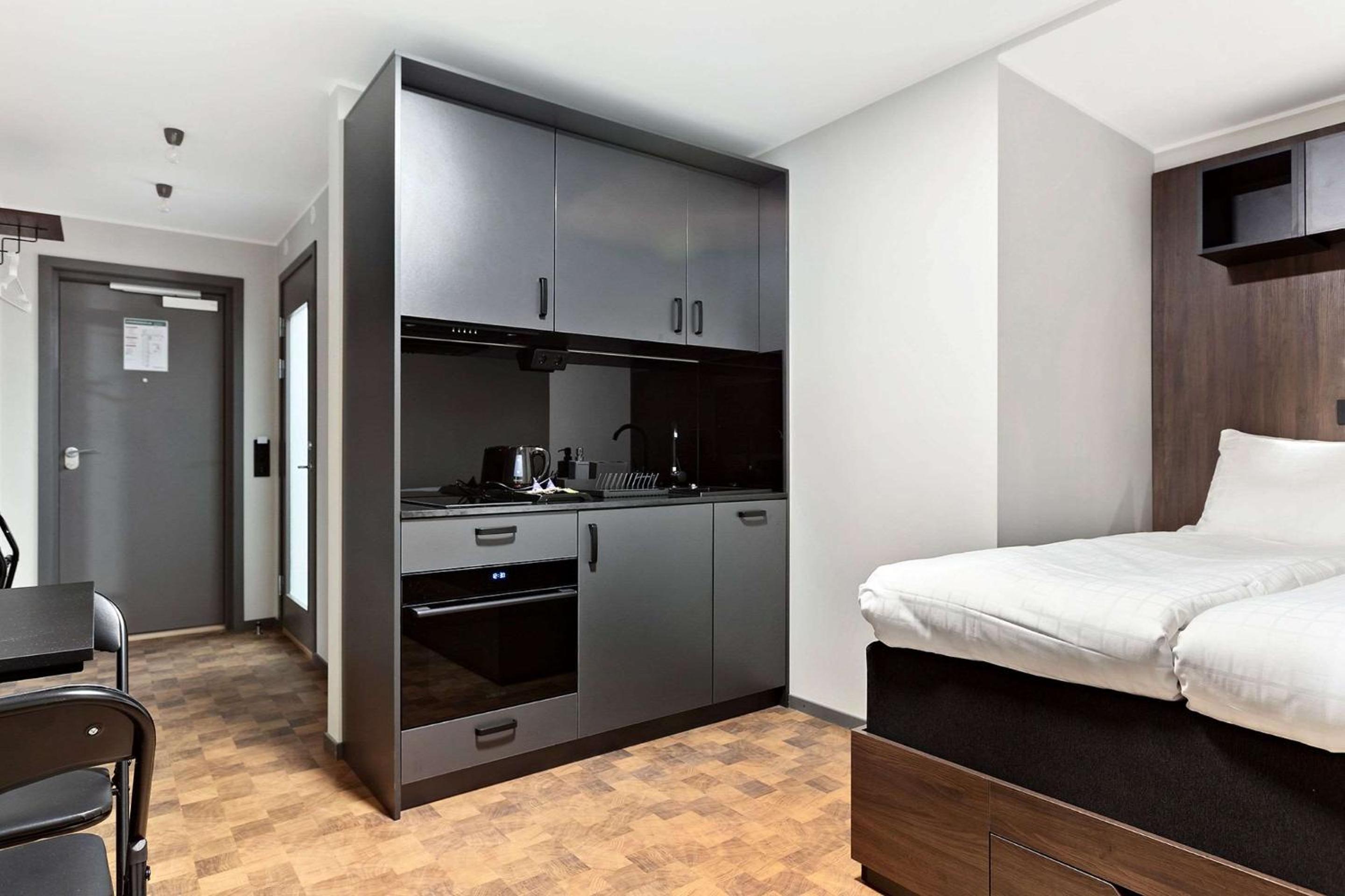 Room, Twin Beds, No Window