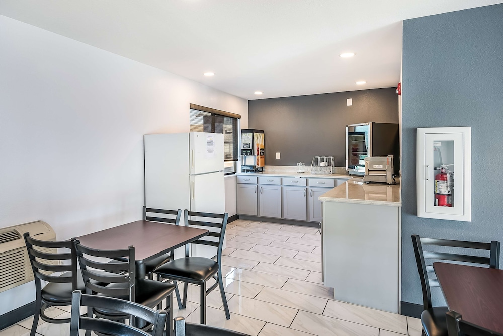 Americas Best Value Inn East Peoria 28/34