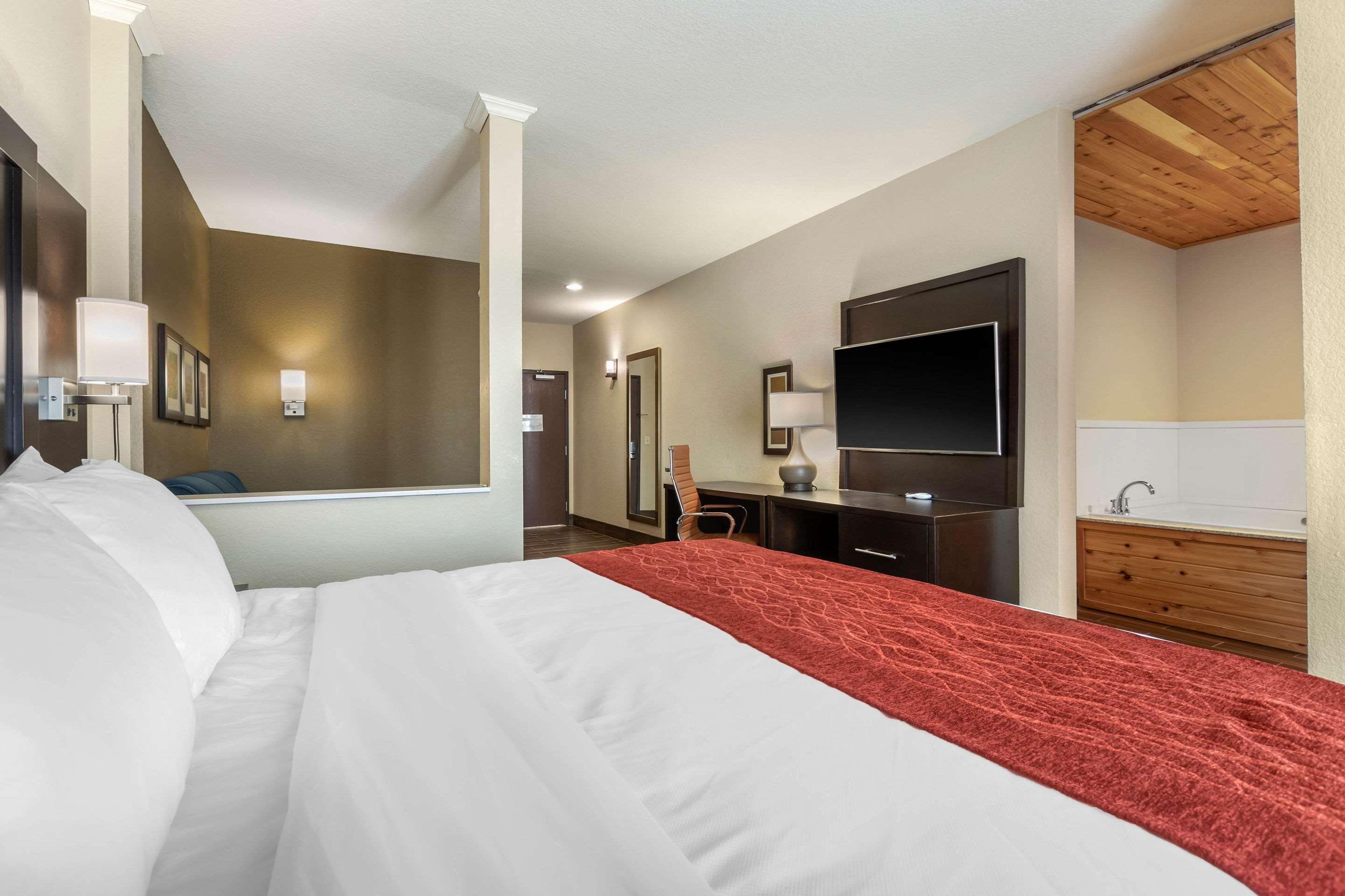 SUITE, KING BED