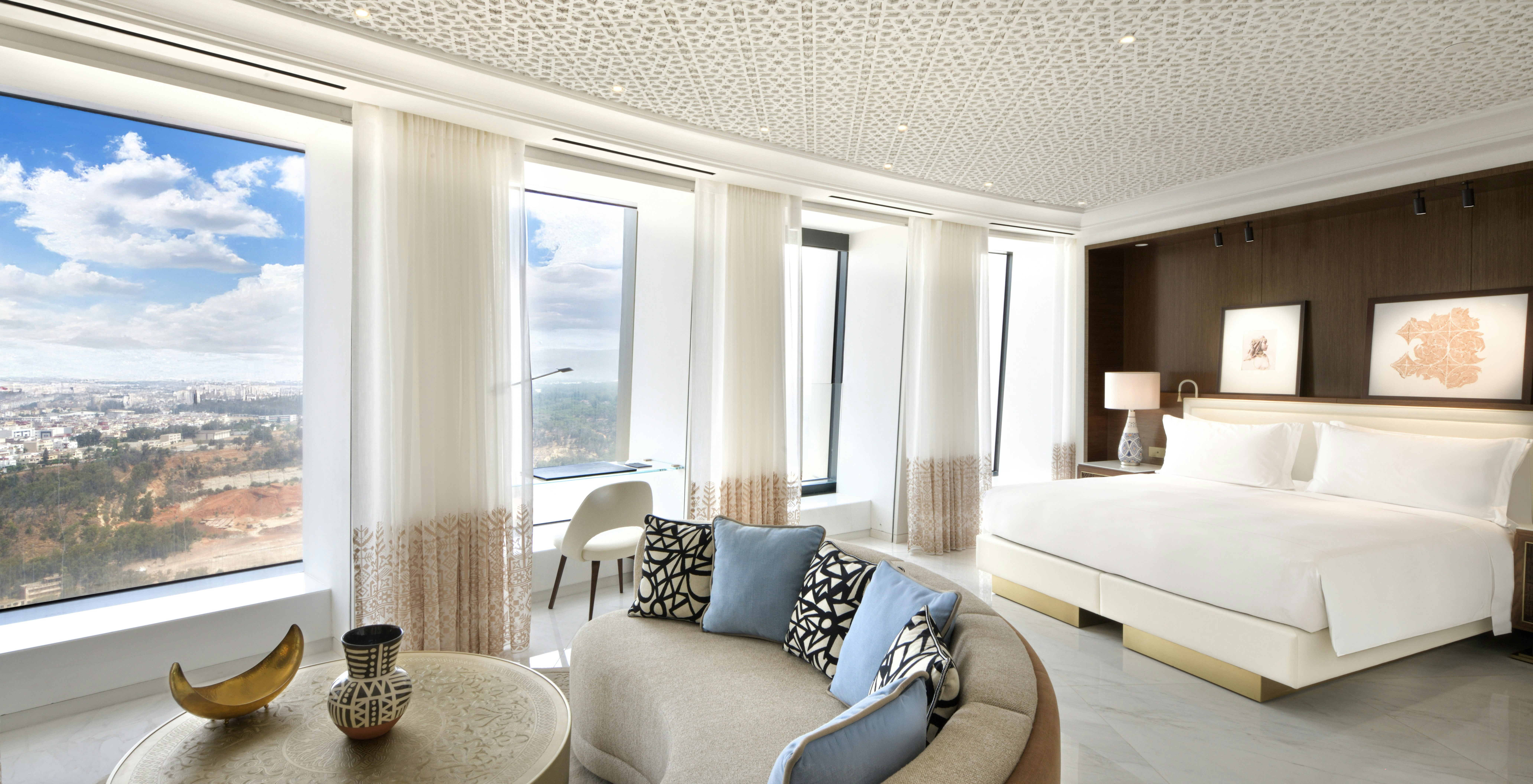 DELUXE, KING BED