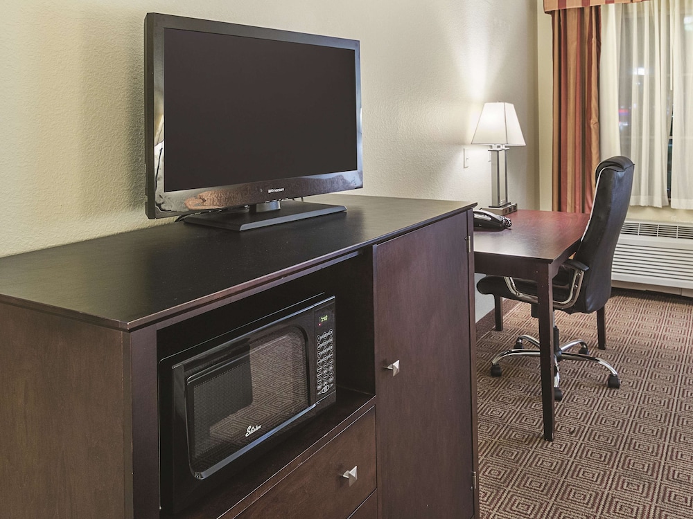 La Quinta Inn And Suites By Wyndham Waxahachie 37/40