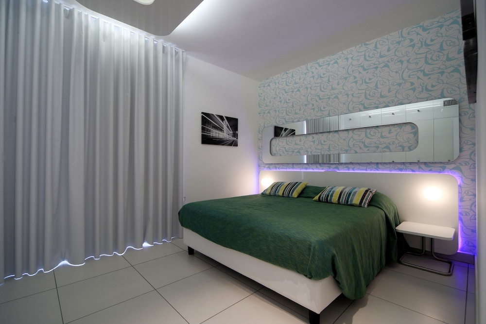 2 Bedrooms, Design, Apartment, Double and Twin Beds, Partial Lake View, Garden Area