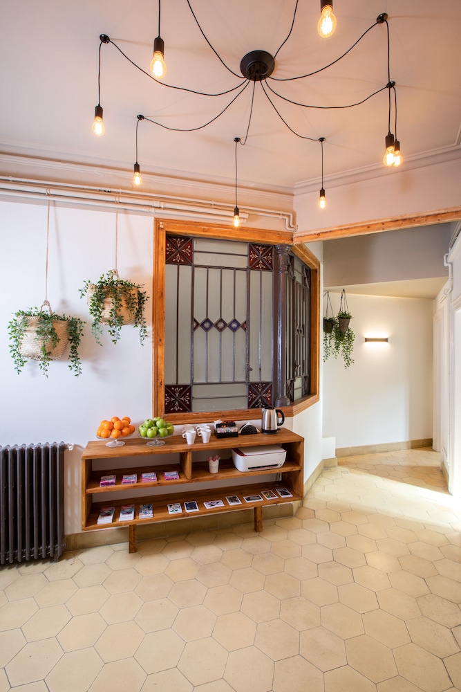 Jardinets Guest House 48/59