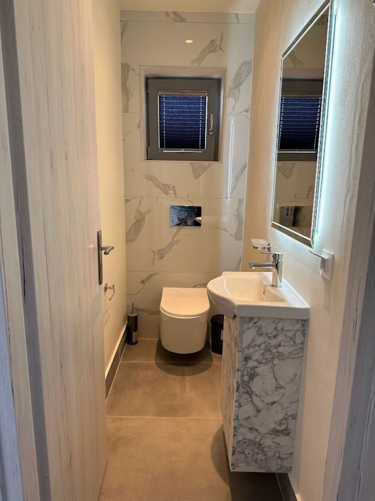 Aqua Luxury Suites 60/76