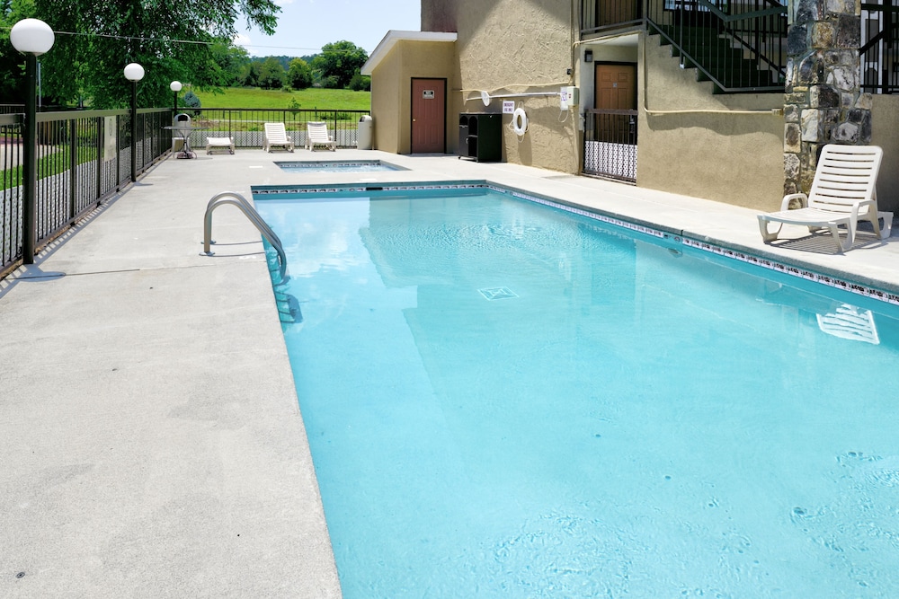 Econo Lodge Sevierville-Pigeon Forge on the River 23/25