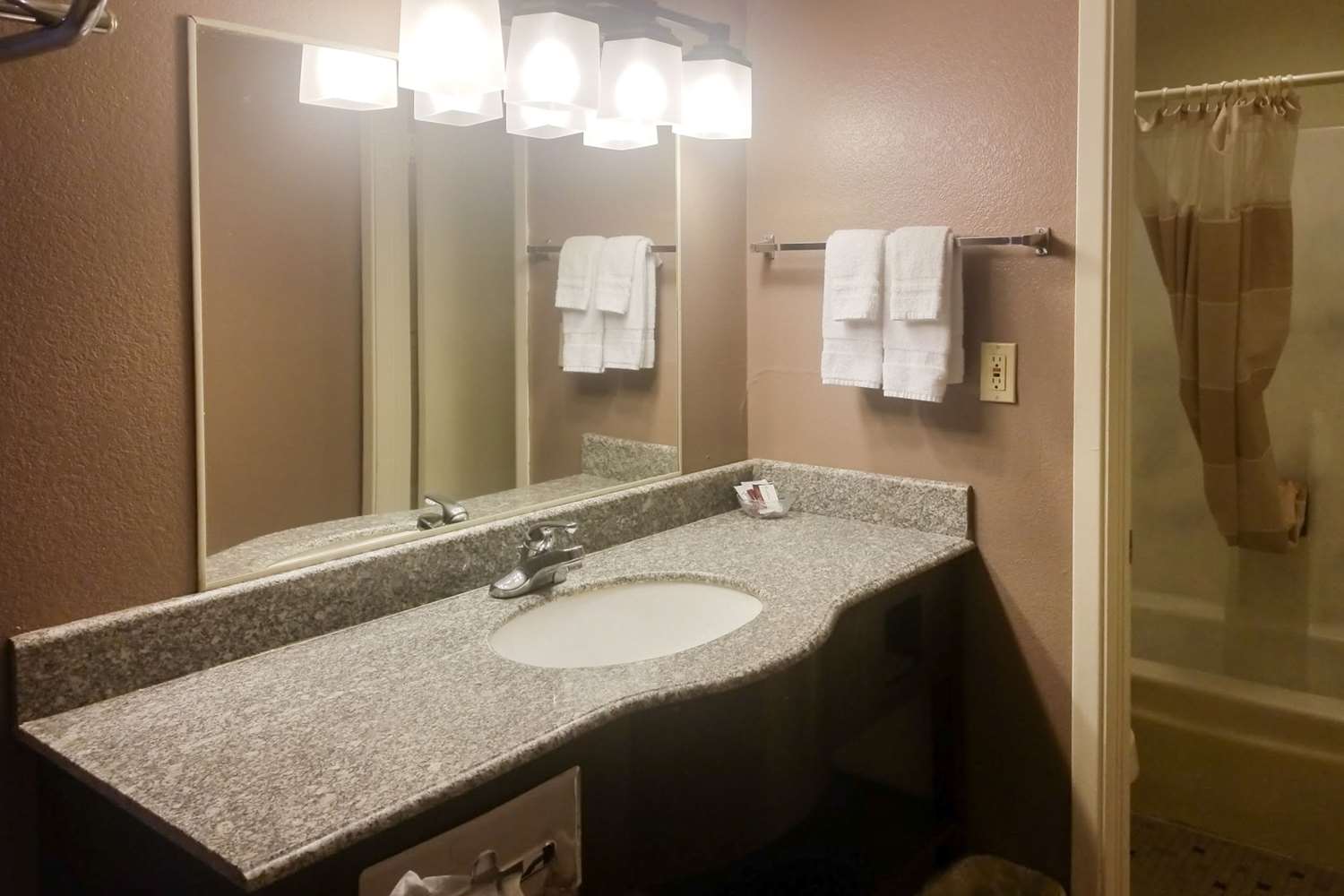 Rodeway Inn 1/4