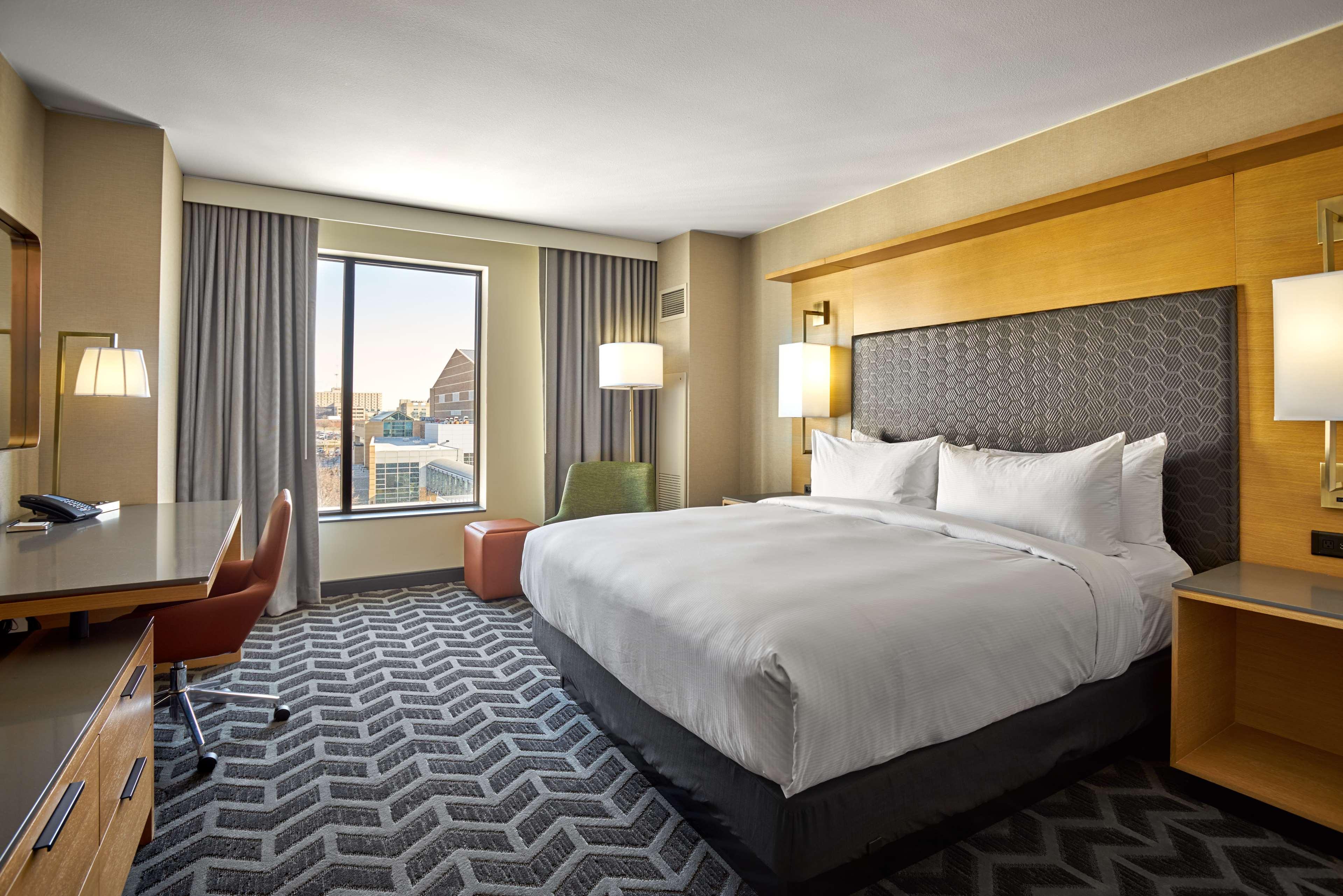 SUITE, KING BED, CORNER, ACCESSIBLE