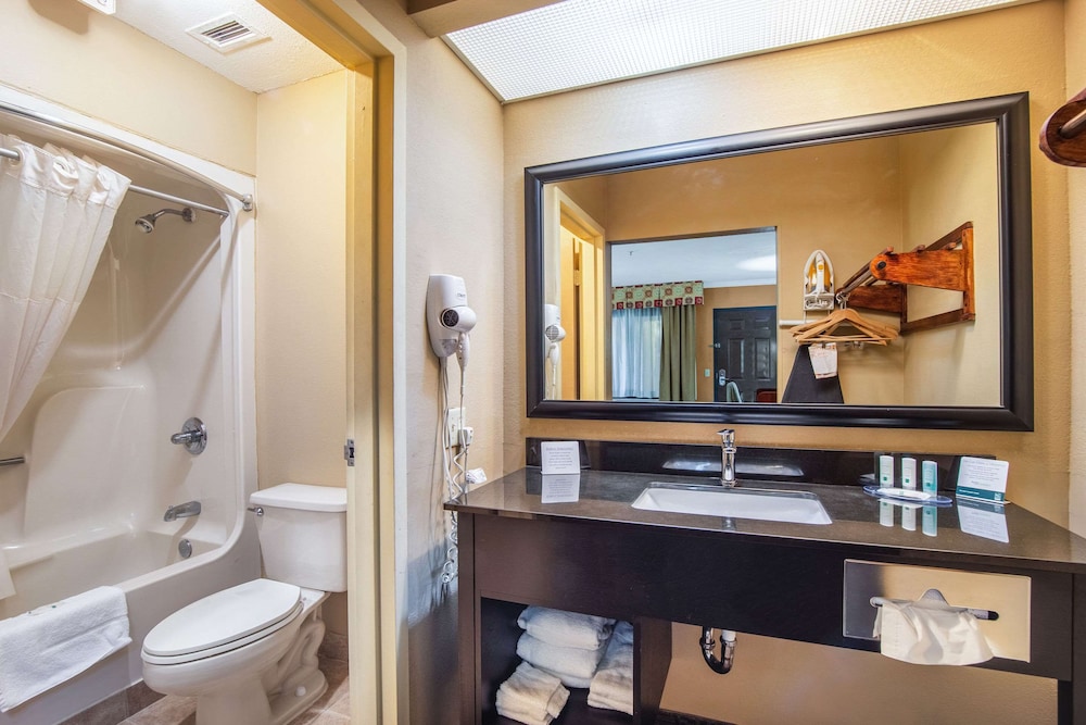 Quality Inn and Suites Ft Jackson Maingate 23/35