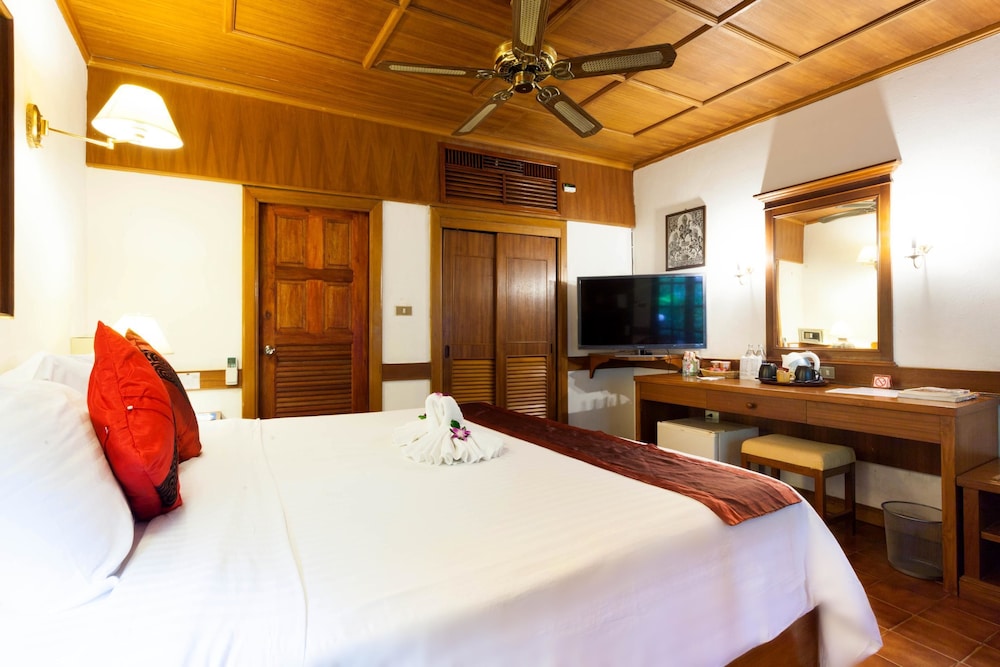 Tropica Bungalow Hotel 8/69