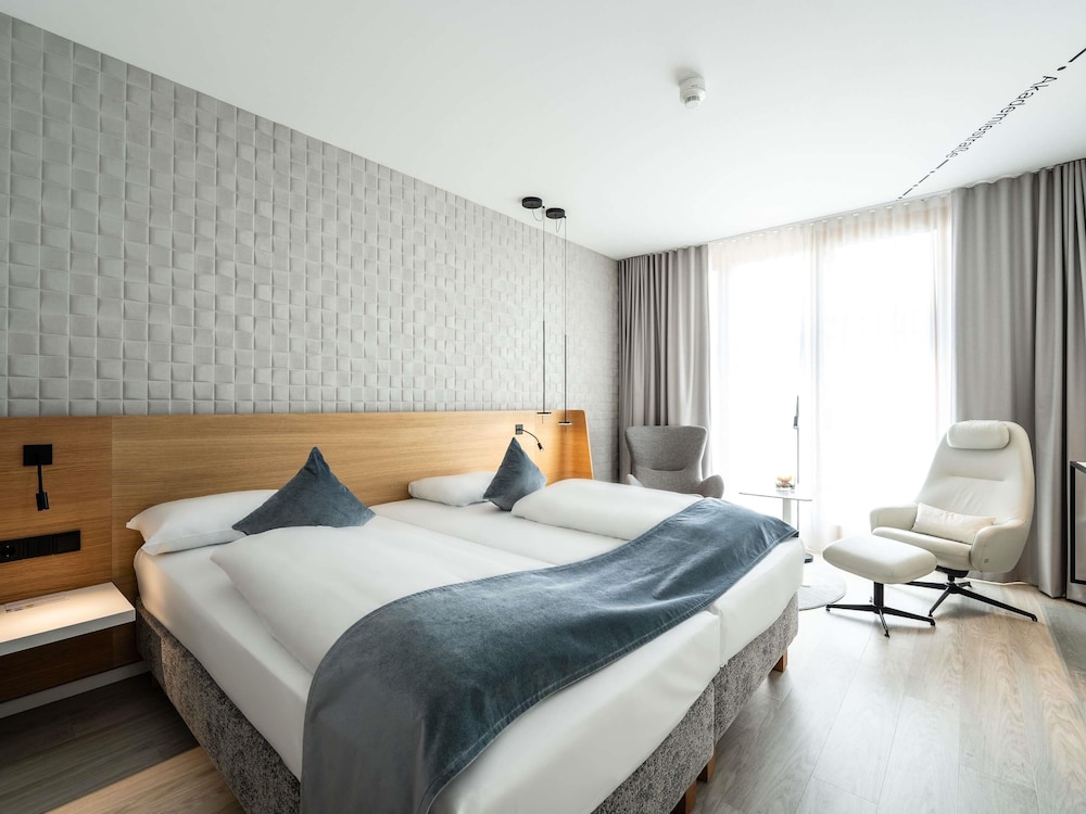 STANDARD, QUEEN BED