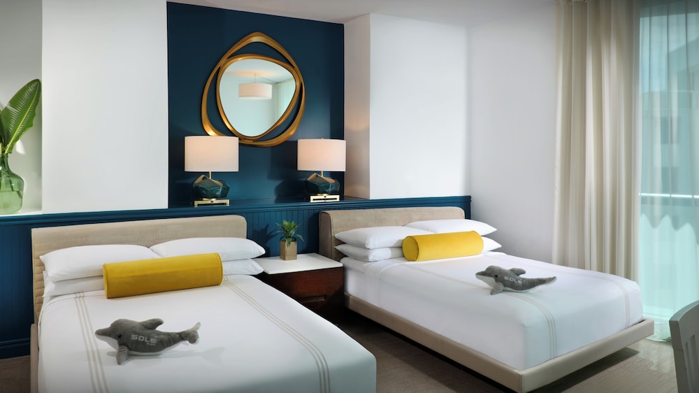 ROOM, DOUBLE BED, PARTIAL OCEAN VIEW