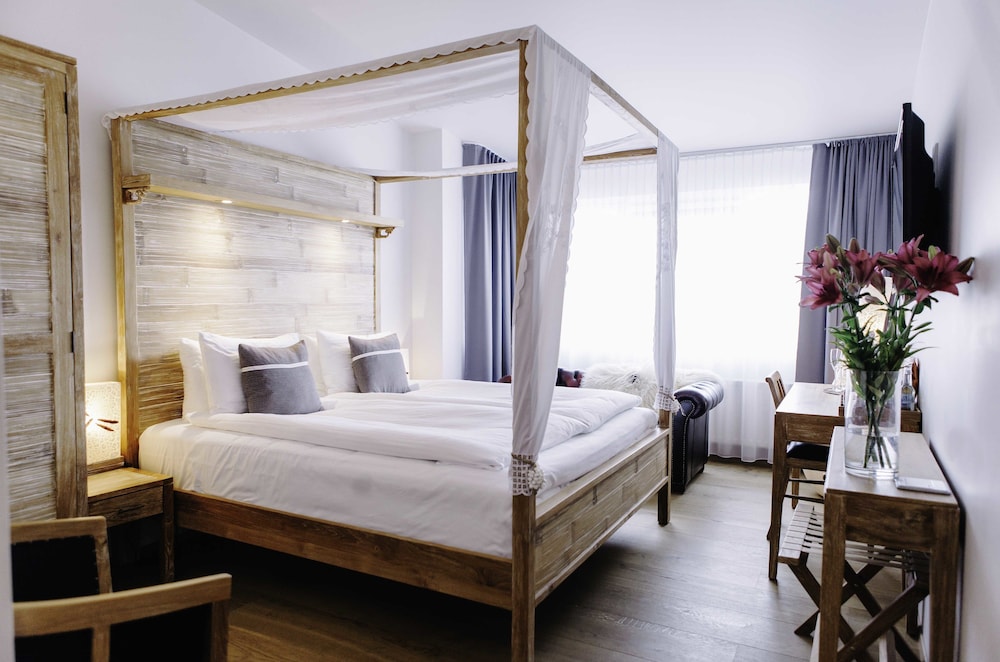 Hotel Eyja 12/63
