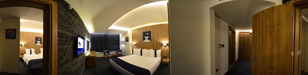 Monarch Hotel Amman 31/33