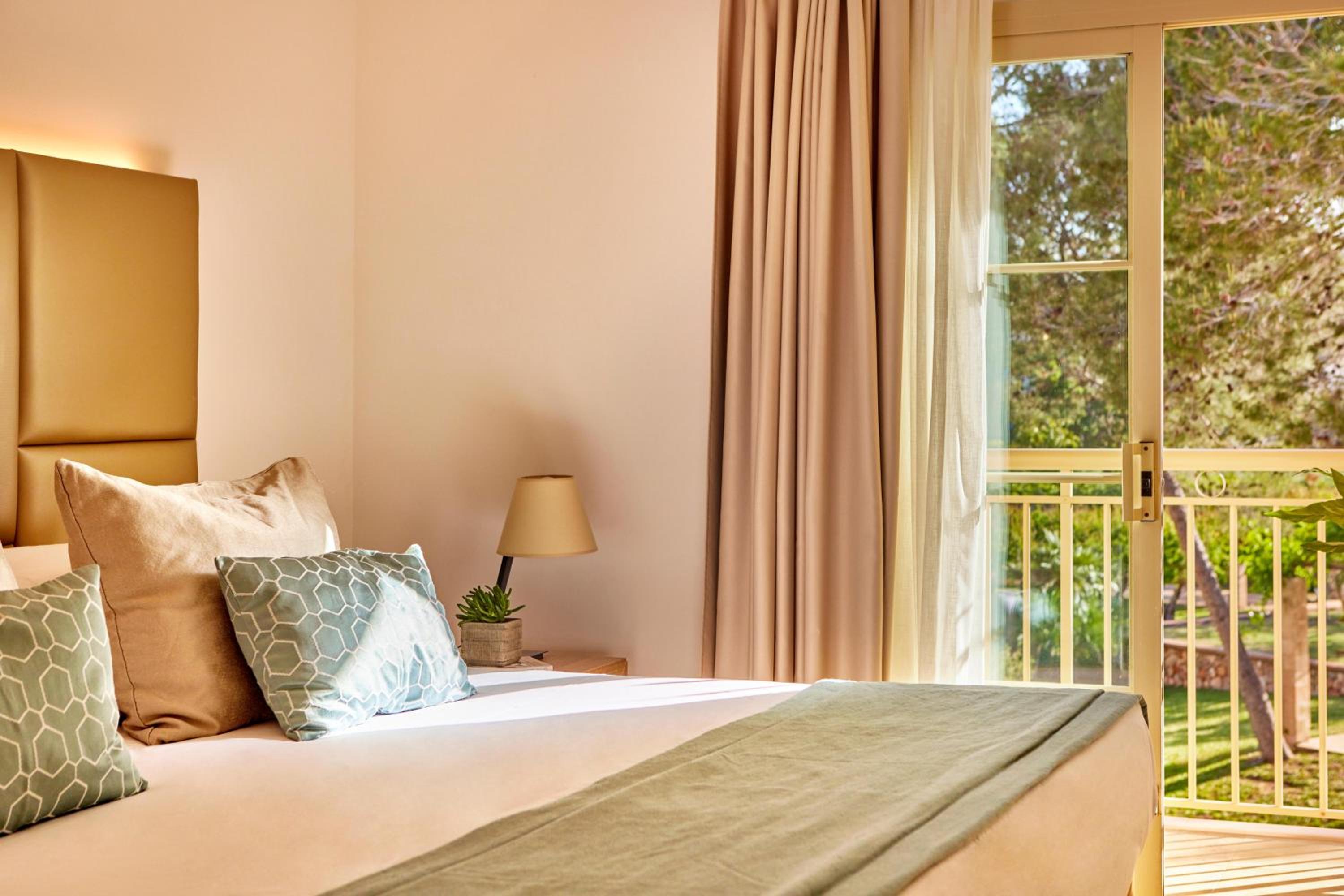 1 BEDROOM, SUITE