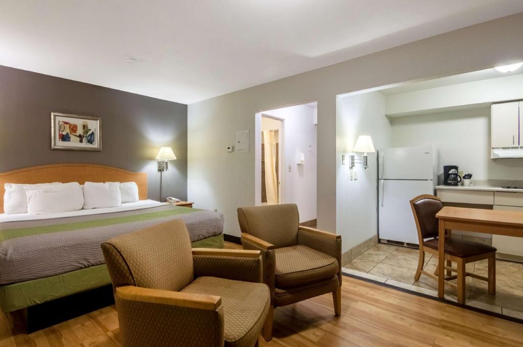 1 KING BED - NON-SMOKING, KITCHEN