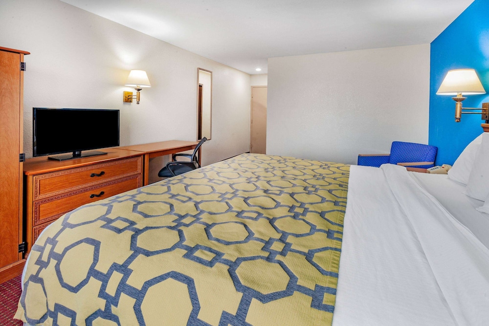 غرفة بسرير كينج، Baymont by Wyndham Perrysburg/Toledo 3/8