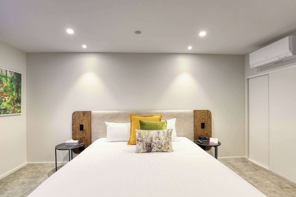 ROOM, KING BED, ACCESSIBLE