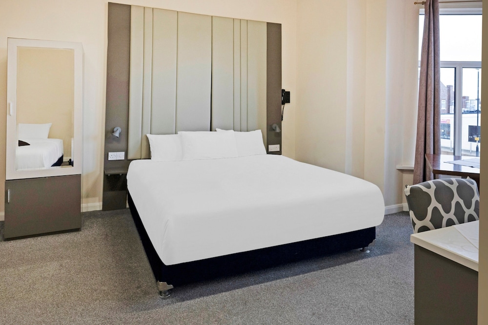 OYO The Baltimore Hotel 24/70
