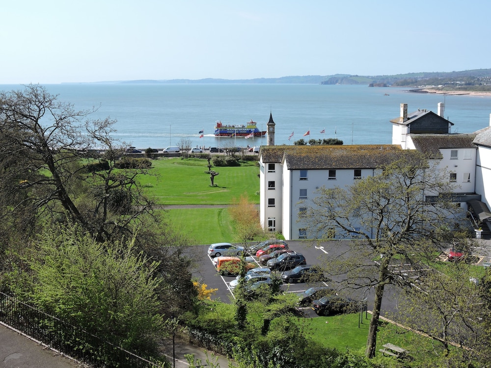 THE MANOR HOTEL 66/71