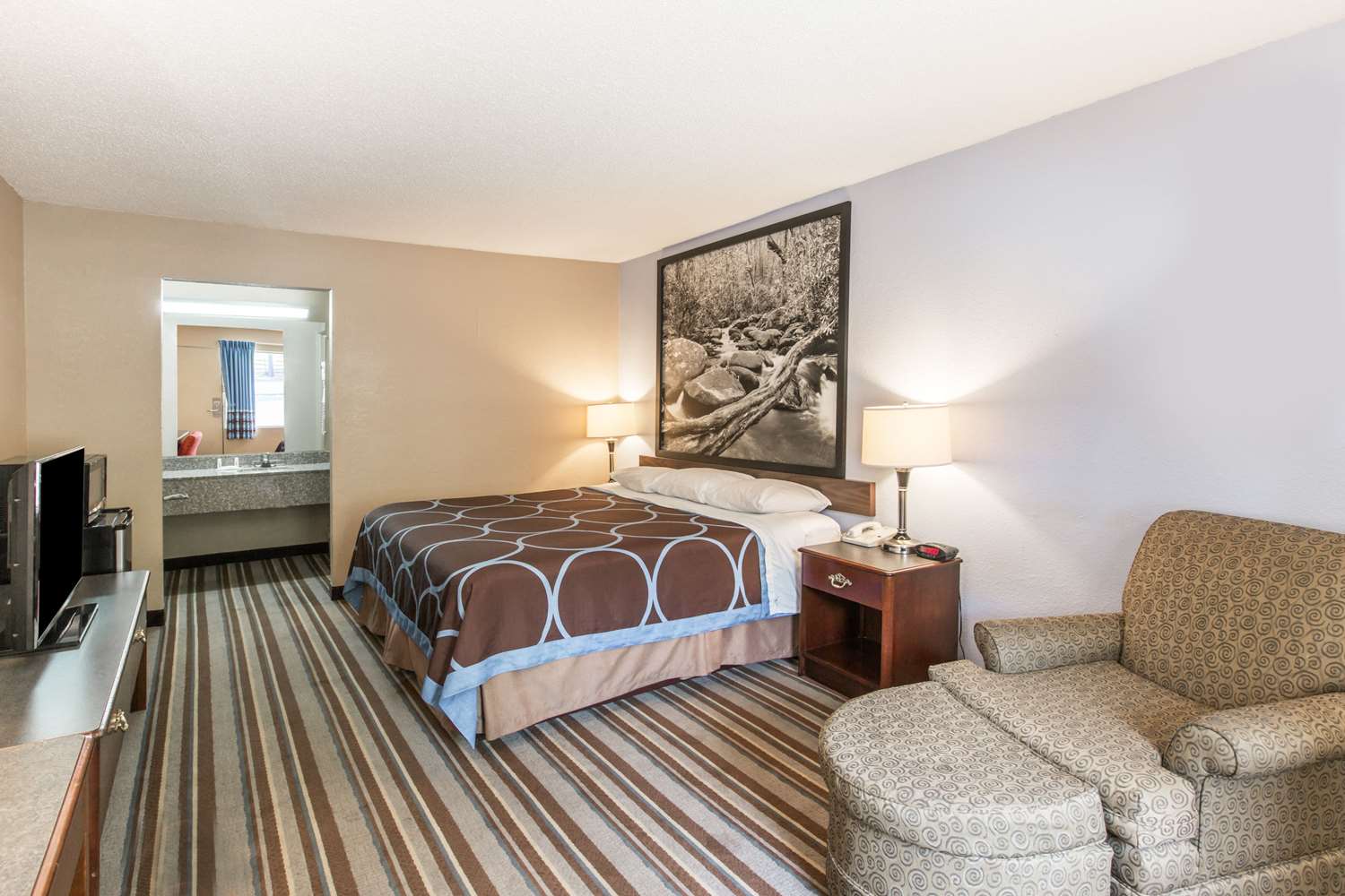 Super 8 by Wyndham Caryville TN 7/16