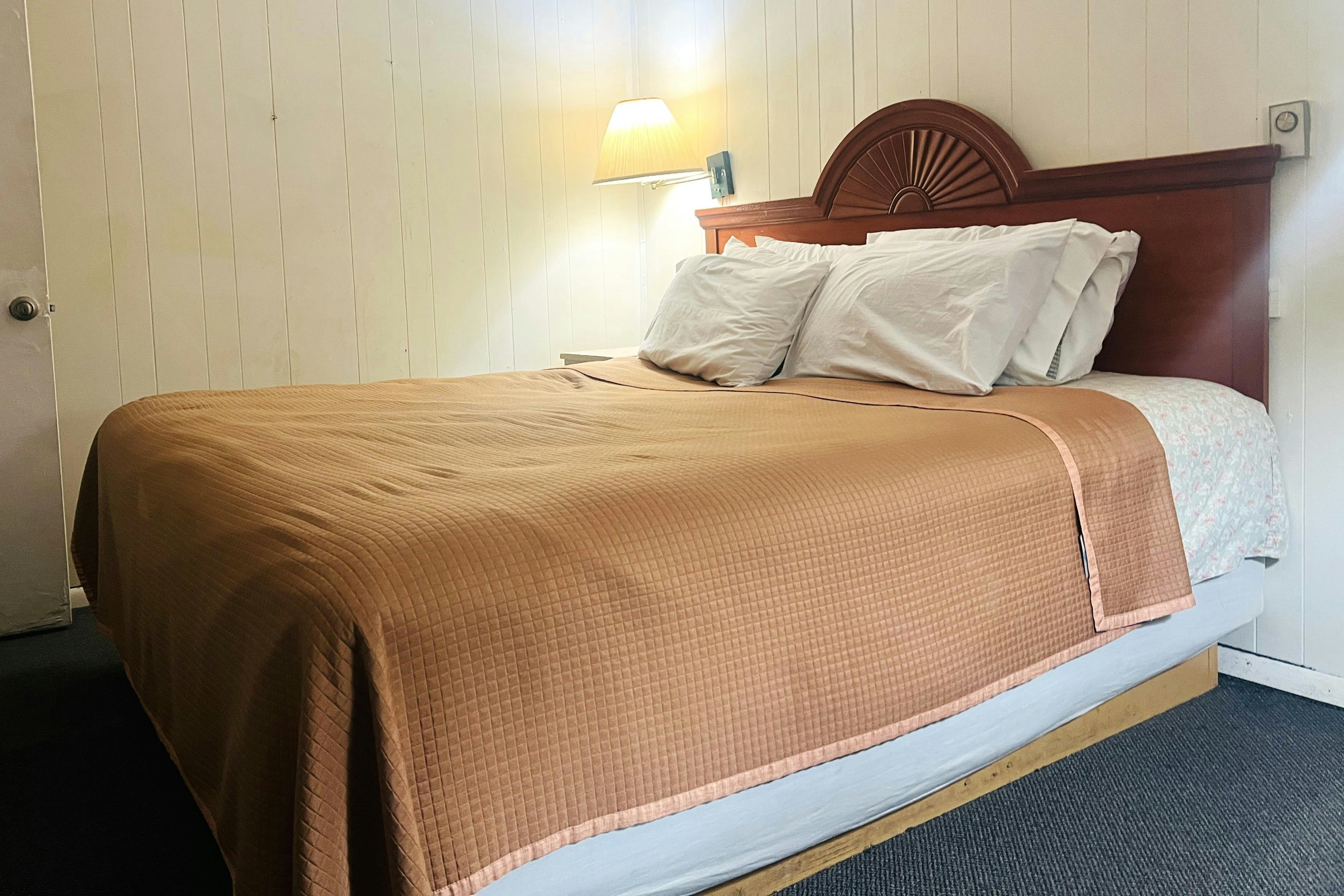 Sparta Motel Near St. Louis / Mississippi River IL 16/27