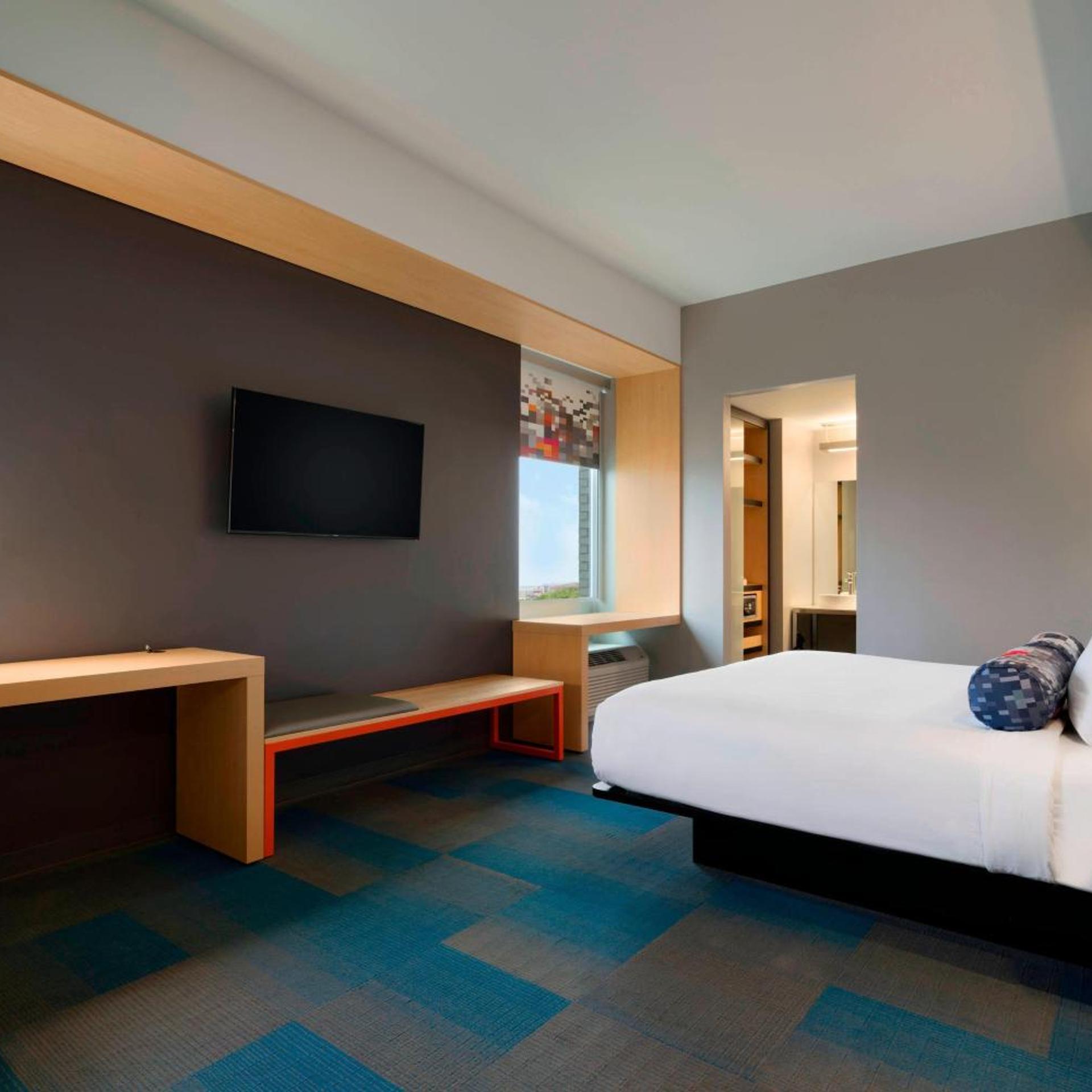 Savvy, Guest Room, King Bed, City View, Corner