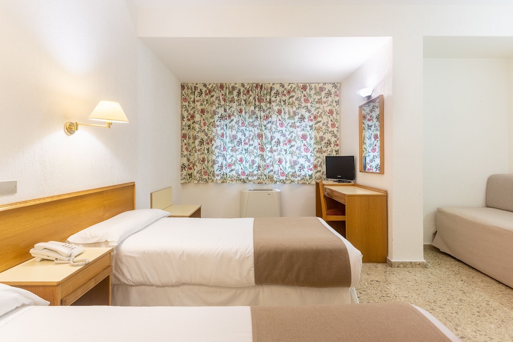 ROOM, TRIPLE