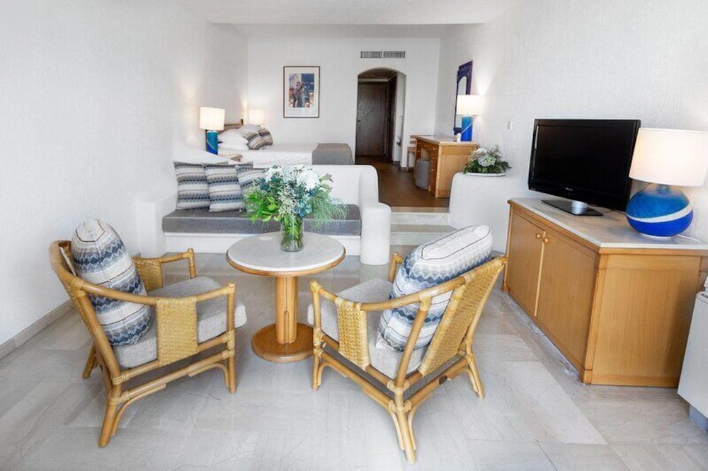 Coral Beach Hotel and Resort 82/95