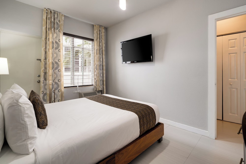 1 BEDROOM, SUITE, QUEEN BED, POOL VIEW
