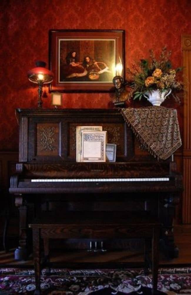 Alexander Mansion Historic Bed and Breakfast 3/48