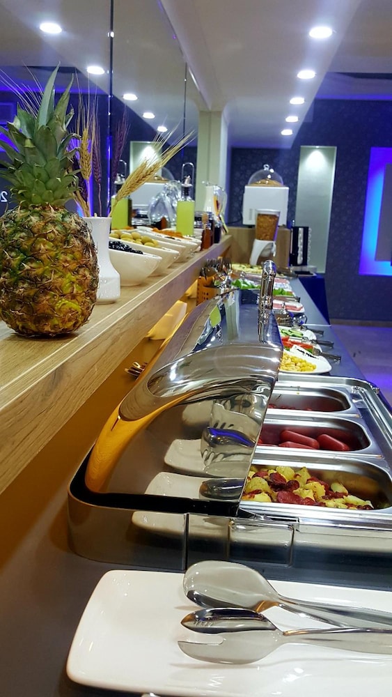 Marina Hotel 22/24