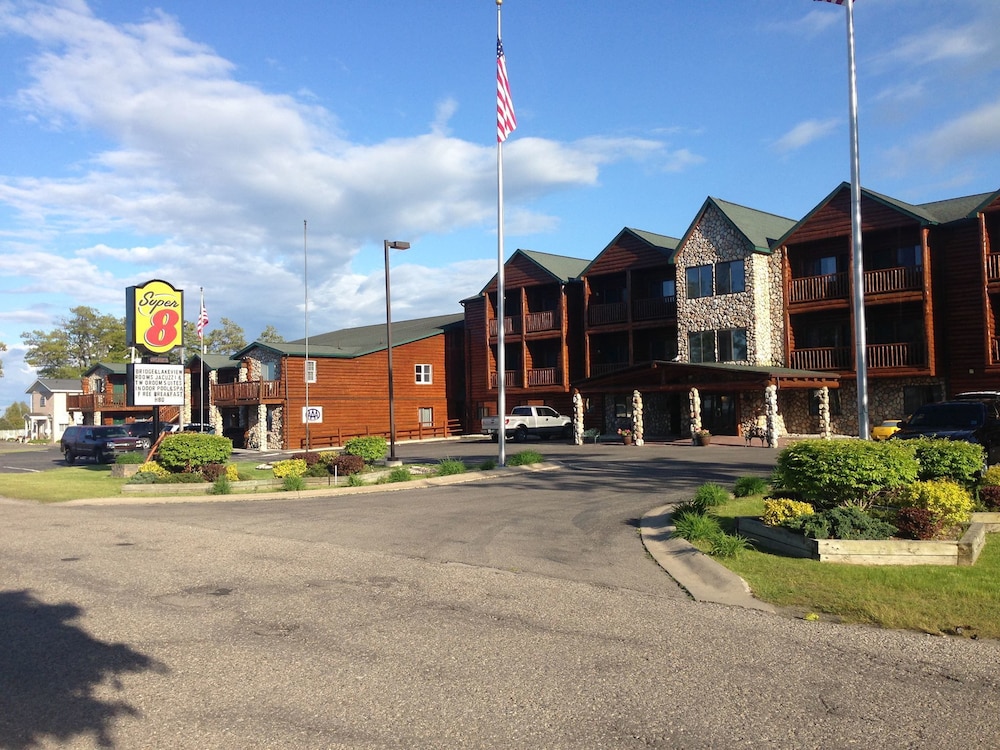 Super 8 By Wyndham Bridgeview Of Mackinaw City 2/27