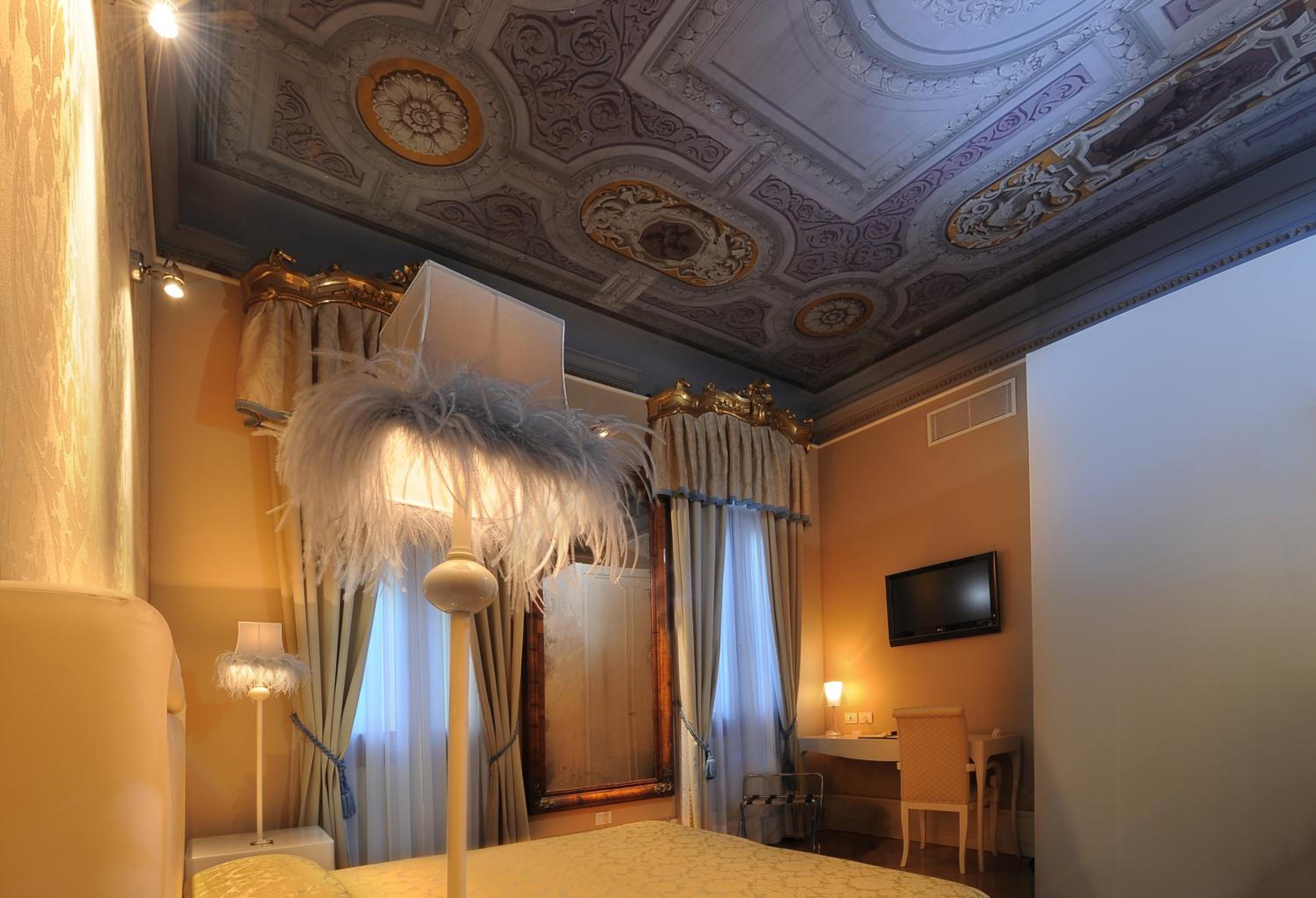 DELUXE, DOUBLE OR TWIN BED
