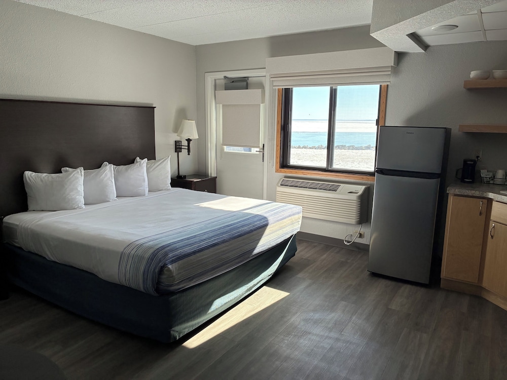 Efficiency, King Bed, Water View